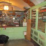 Il colore verde domina gli arredi dell'ex bottega: tutto � rimasto come 25 anni prima